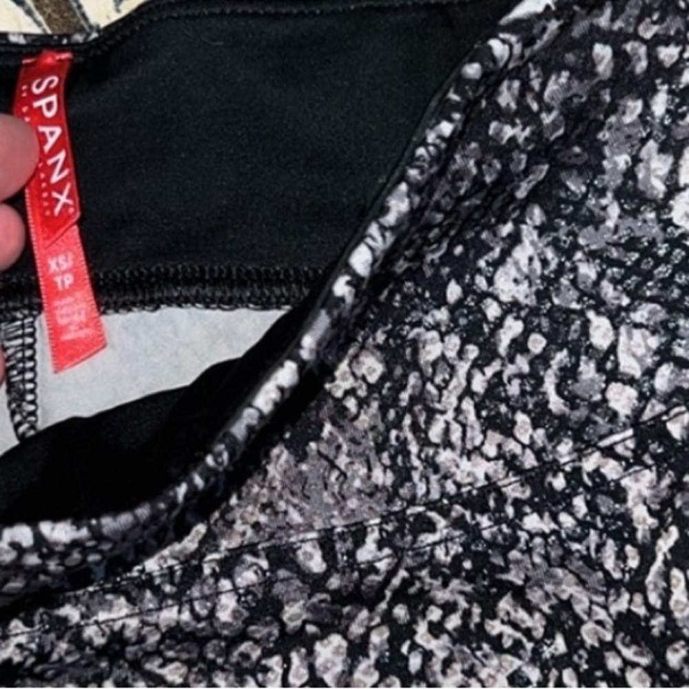 Xs Spanx leggings snakeskin style compression - Picture 4 of 4